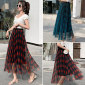 Új modell hajtogatott női szoknya tüllel és mintával