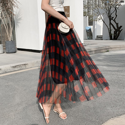 Új modell hajtogatott női szoknya tüllel és mintával