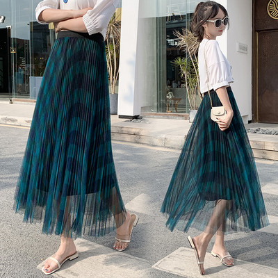 Új modell hajtogatott női szoknya tüllel és mintával