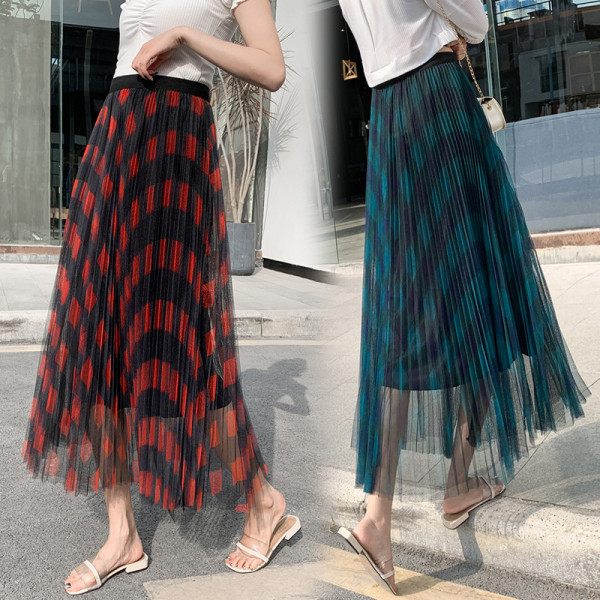 Új modell hajtogatott női szoknya tüllel és mintával