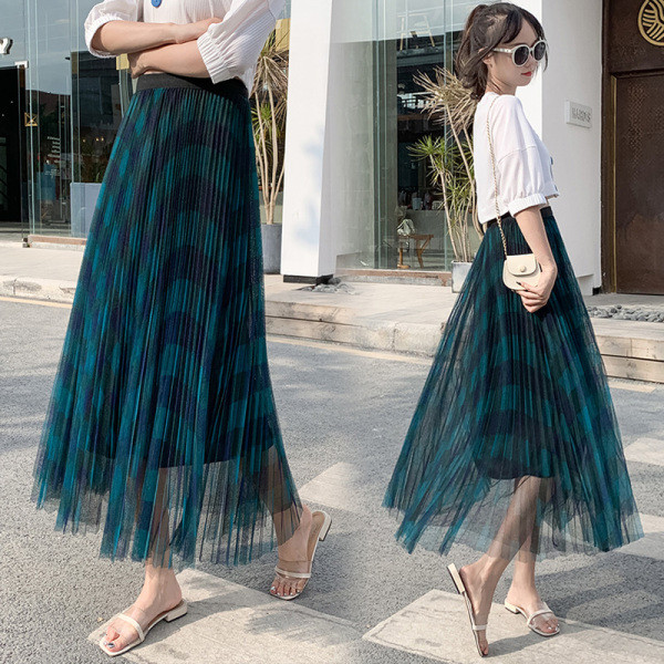 Új modell hajtogatott női szoknya tüllel és mintával