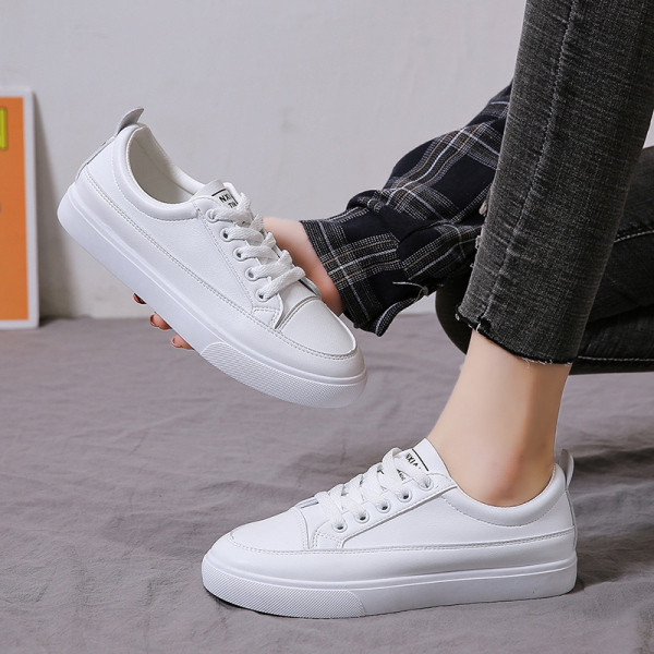 Ikdienas sieviešu kedas no eko ādas ar plakanu zoli un šņorēm