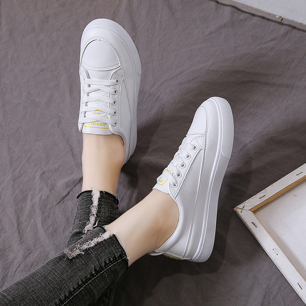 Ikdienas sieviešu kedas no eko ādas ar plakanu zoli un šņorēm