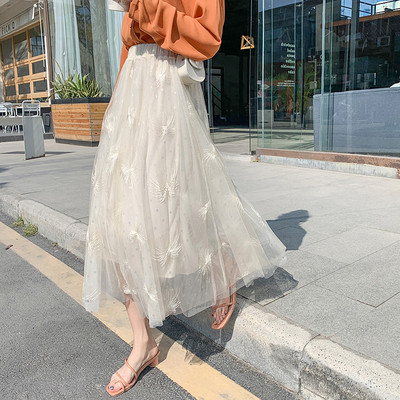 Κομψό  μοντέλο  γυναικεία φούστα από τούλι με  κεντήματα