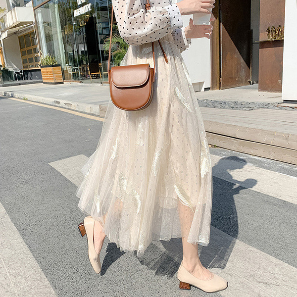 Κομψό  μοντέλο  γυναικεία φούστα από τούλι με  κεντήματα