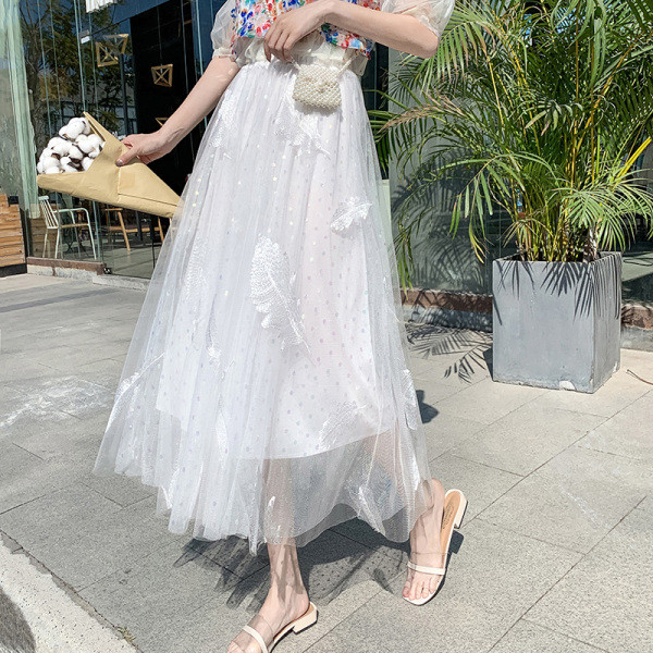 Κομψό  μοντέλο  γυναικεία φούστα από τούλι με  κεντήματα