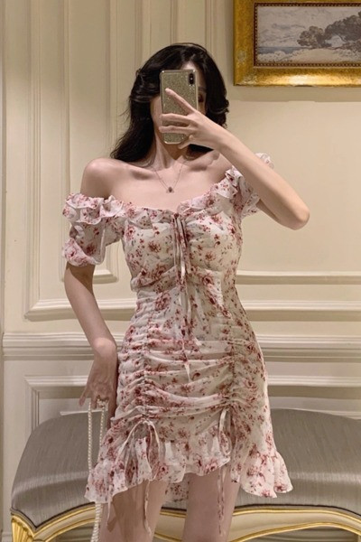 Prigludusi moteriška suknelė nuleistomis rankovėmis ir kaklaraiščiais