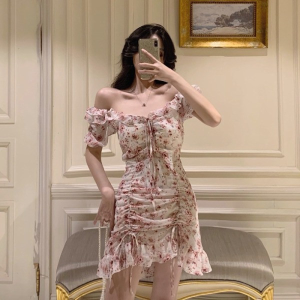 Prigludusi moteriška suknelė nuleistomis rankovėmis ir kaklaraiščiais