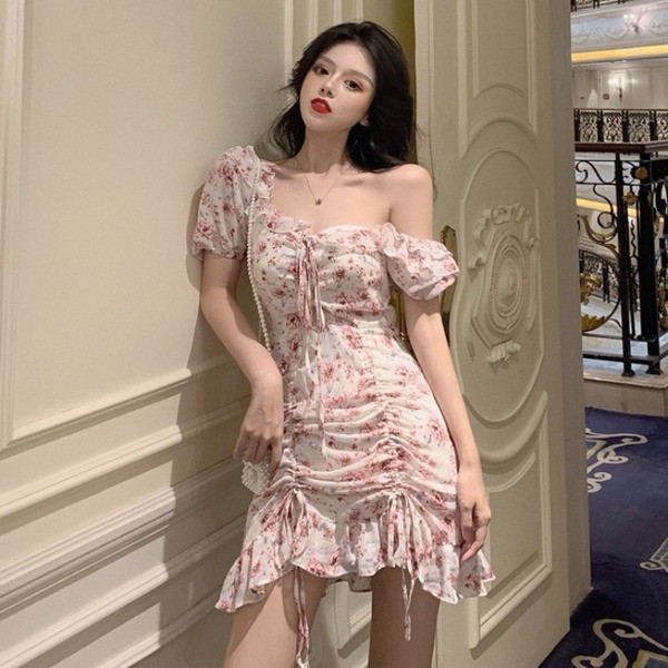 Prigludusi moteriška suknelė nuleistomis rankovėmis ir kaklaraiščiais