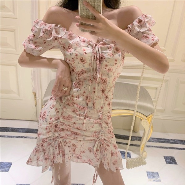 Prigludusi moteriška suknelė nuleistomis rankovėmis ir kaklaraiščiais