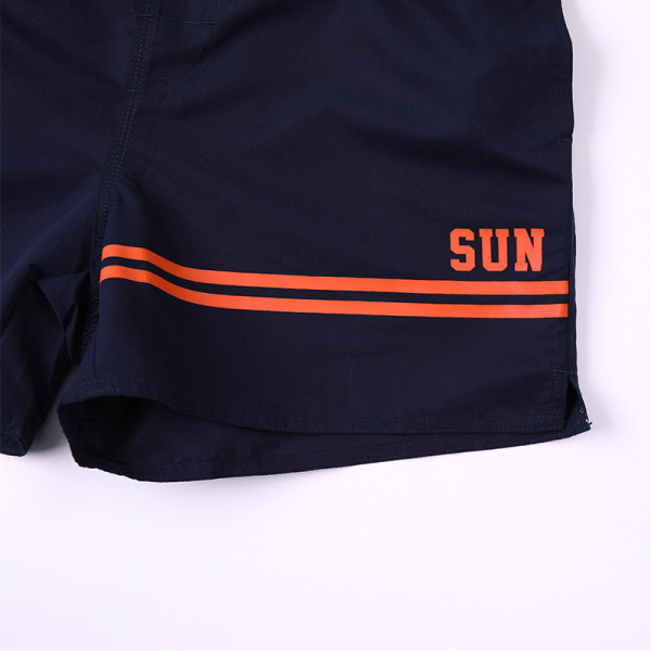 Vīriešu pludmales šorti ar elastīgu jostasvietu un uzrakstu