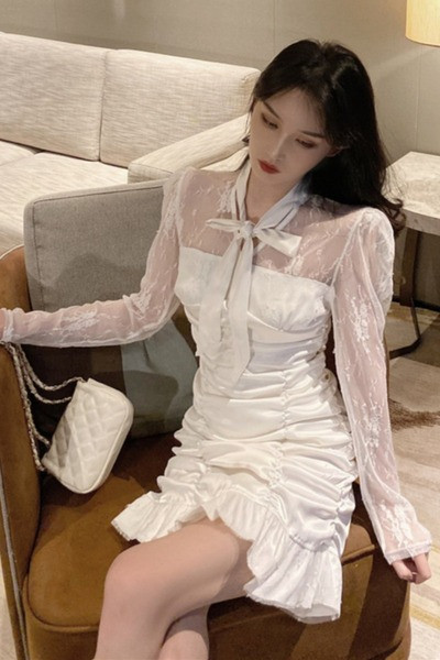 Retró női ruha tüll ujjal és gallérral szalaggal