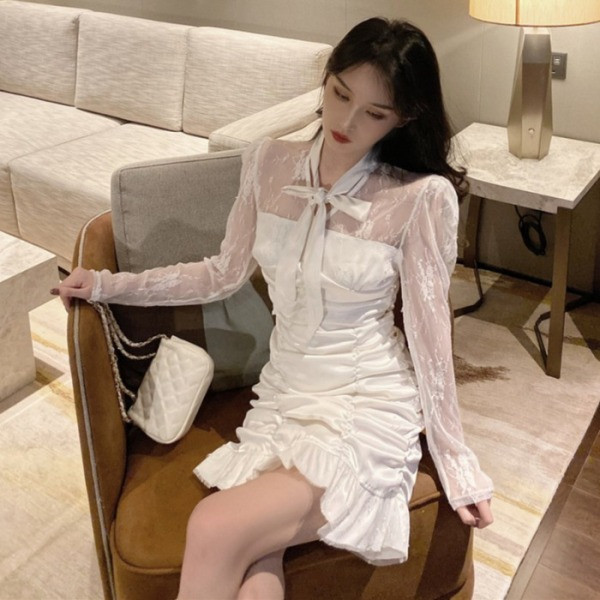 Retró női ruha tüll ujjal és gallérral szalaggal