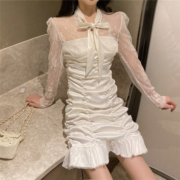 Retró női ruha tüll ujjal és gallérral szalaggal