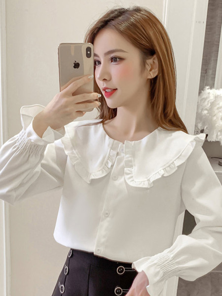 Sieviešu ikdienas krekls ar ovālu kakla izgriezumu, pogām un garām piedurknēm