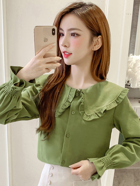 Sieviešu ikdienas krekls ar ovālu kakla izgriezumu, pogām un garām piedurknēm