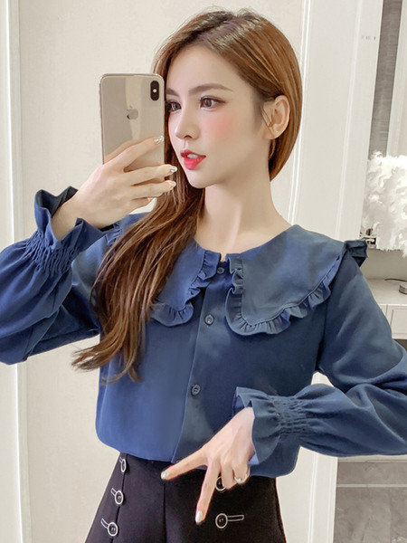 Sieviešu ikdienas krekls ar ovālu kakla izgriezumu, pogām un garām piedurknēm