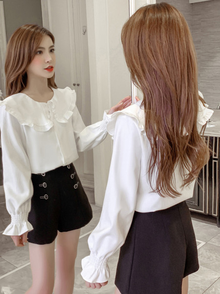 Sieviešu ikdienas krekls ar ovālu kakla izgriezumu, pogām un garām piedurknēm