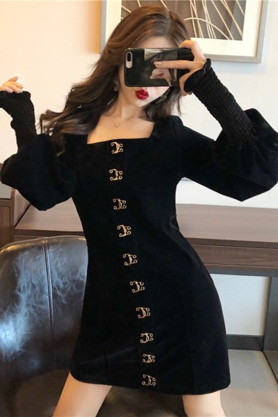 Retro női ruha puffos ujjakkal, fém elemekkel