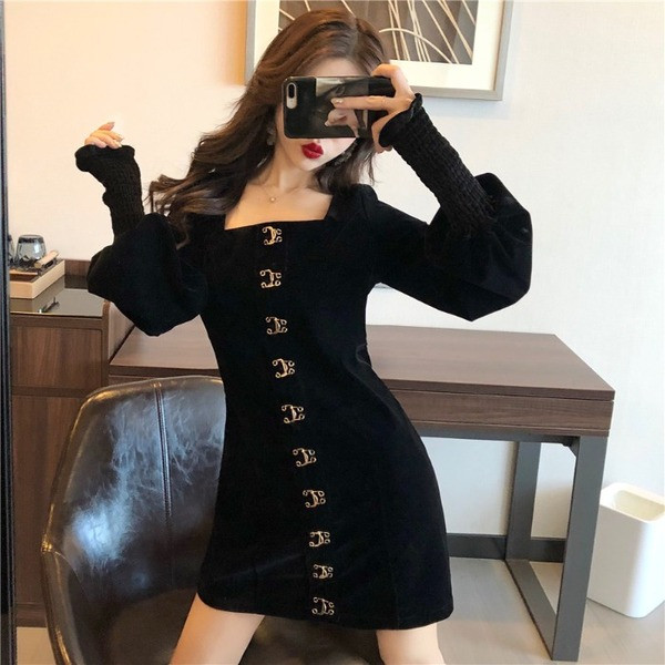 Retro női ruha puffos ujjakkal, fém elemekkel