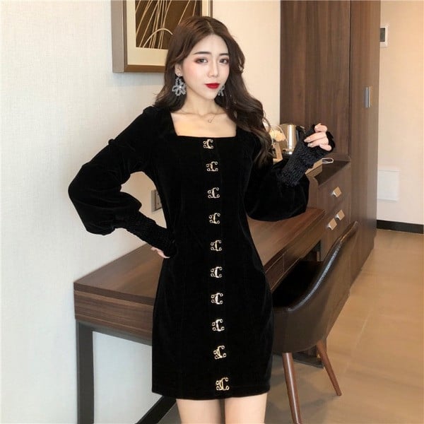 Retro női ruha puffos ujjakkal, fém elemekkel