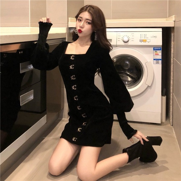 Retro női ruha puffos ujjakkal, fém elemekkel