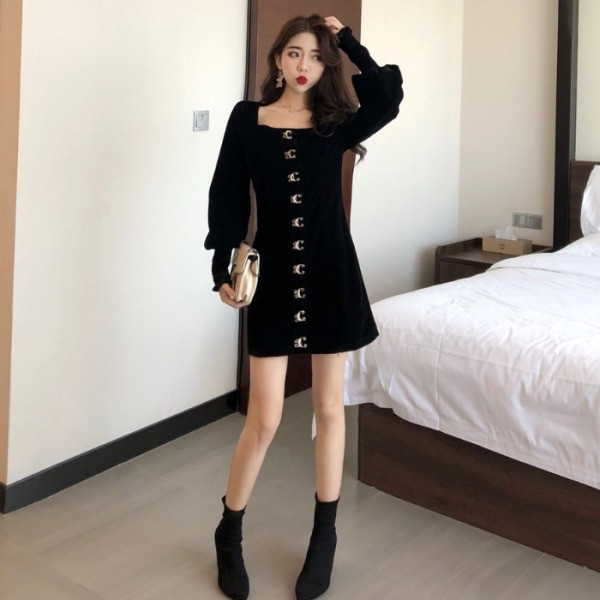 Retro női ruha puffos ujjakkal, fém elemekkel