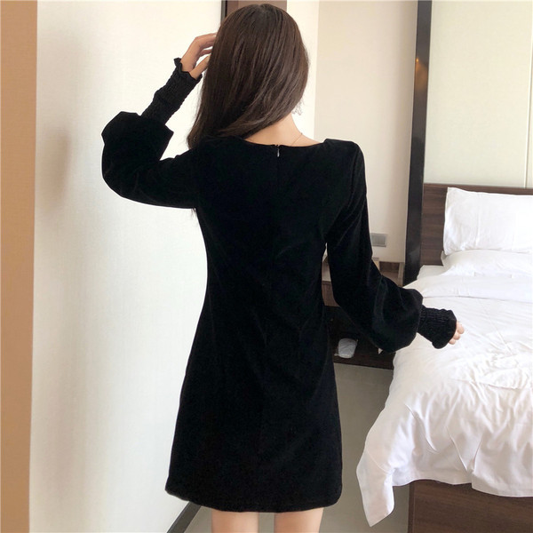 Retro női ruha puffos ujjakkal, fém elemekkel