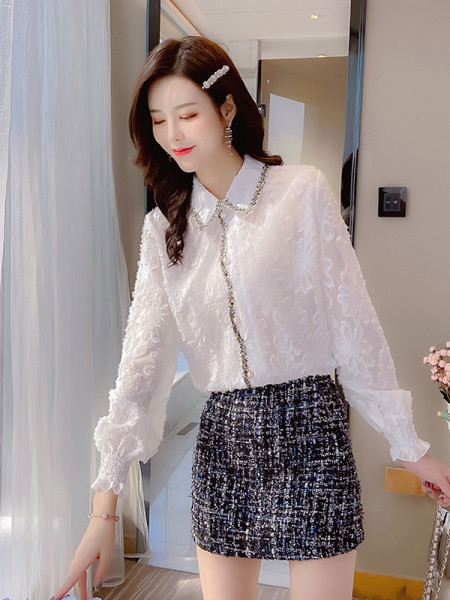 Stilingi moteriški marškiniai klasikine apykakle, sagomis ir ilgomis rankovėmis