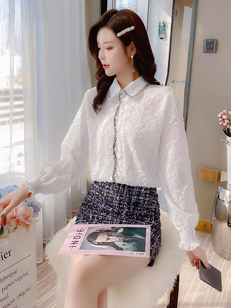 Stilingi moteriški marškiniai klasikine apykakle, sagomis ir ilgomis rankovėmis