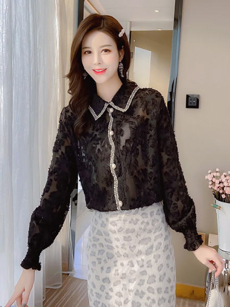 Stilingi moteriški marškiniai klasikine apykakle, sagomis ir ilgomis rankovėmis