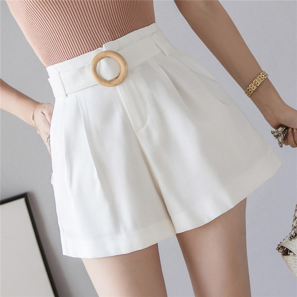 Sieviešu šorti ar augstu vidukli un jostu - plats modelis