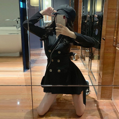 Κομψό γυναικείο φόρεμα με μακριά μανίκια, λαιμόκοψη και κουμπιά