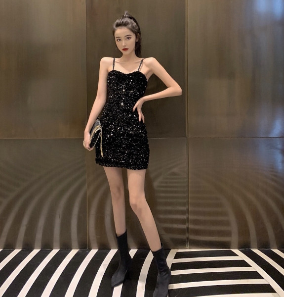 Prigludusi moteriška juoda suknelė su blizgučiais ir plonais petnešėlėmis