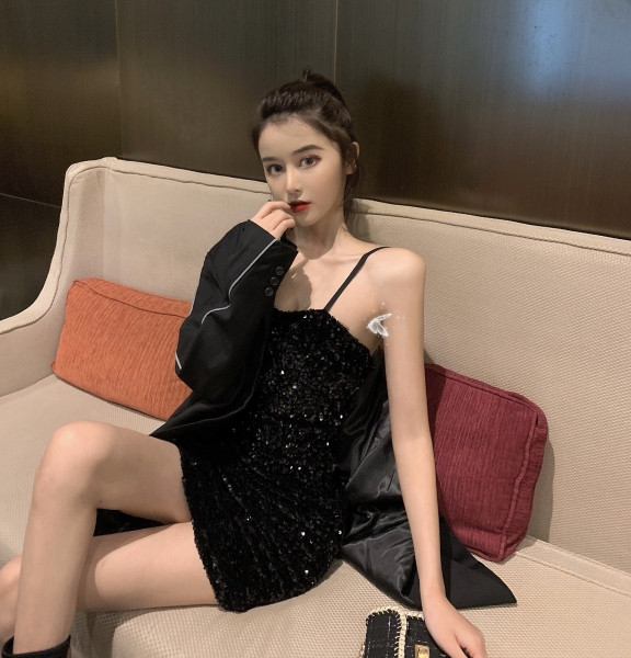 Prigludusi moteriška juoda suknelė su blizgučiais ir plonais petnešėlėmis