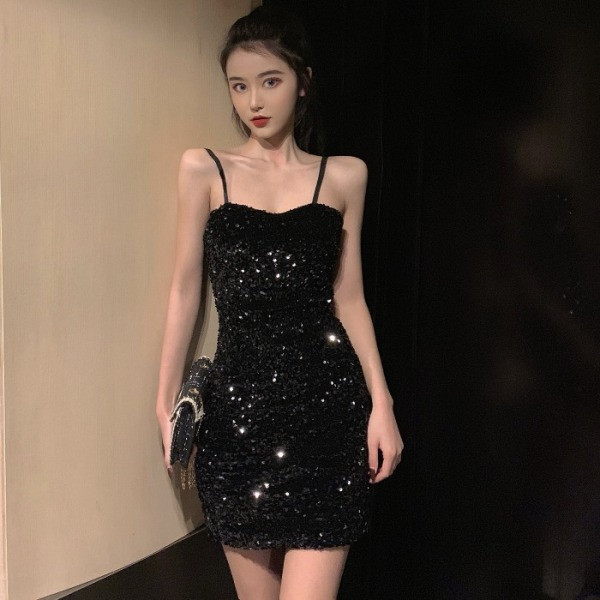 Prigludusi moteriška juoda suknelė su blizgučiais ir plonais petnešėlėmis