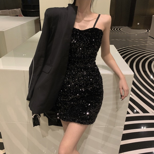 Prigludusi moteriška juoda suknelė su blizgučiais ir plonais petnešėlėmis