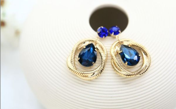 Stilīgi sieviešu karājoši auskari ar zilu akmeni