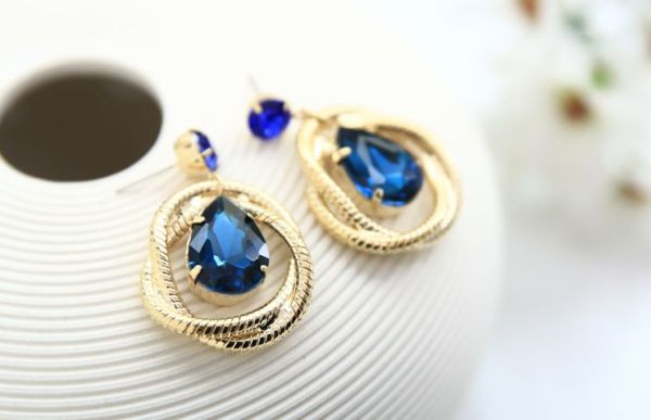 Stilīgi sieviešu karājoši auskari ar zilu akmeni