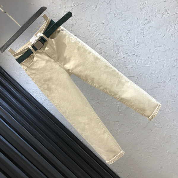 Alkalmi női farmer övvel, magas derékkal, bézs színben