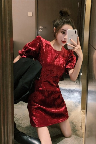 Bársony női ruha rövid ujjal és ovális nyakkivágással