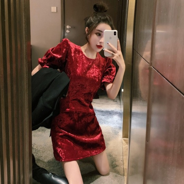 Bársony női ruha rövid ujjal és ovális nyakkivágással