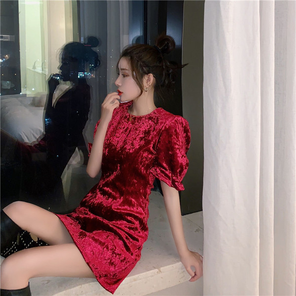 Bársony női ruha rövid ujjal és ovális nyakkivágással