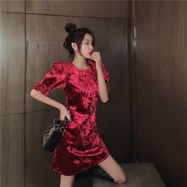 Bársony női ruha rövid ujjal és ovális nyakkivágással