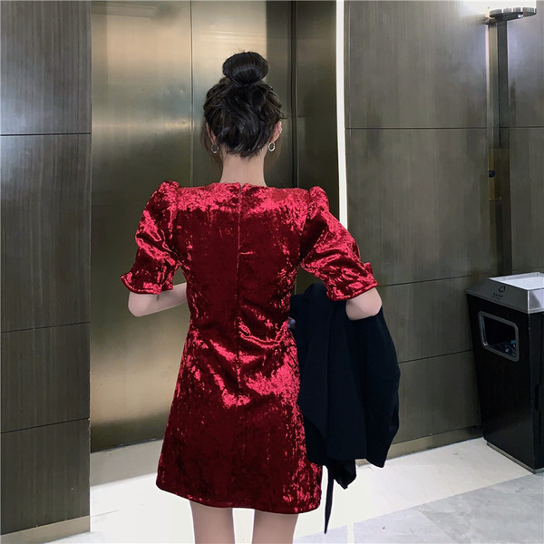 Bársony női ruha rövid ujjal és ovális nyakkivágással