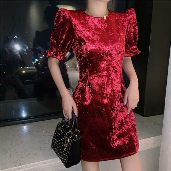 Bársony női ruha rövid ujjal és ovális nyakkivágással