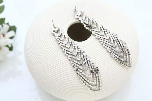 Stílusos női lógó fülbevaló ezüst kövekkel