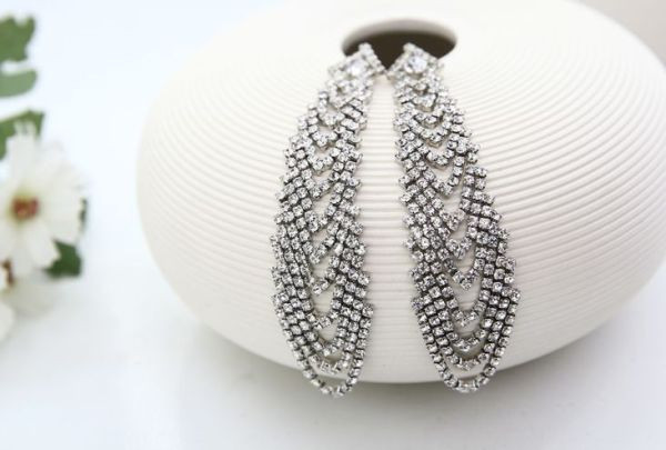 Stílusos női lógó fülbevaló ezüst kövekkel