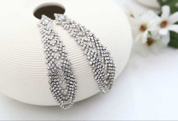 Stílusos női lógó fülbevaló ezüst kövekkel