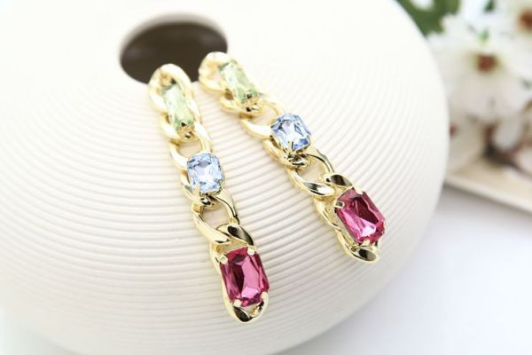 Eleganti sieviešu karājoši zelta auskari ar akmeņiem